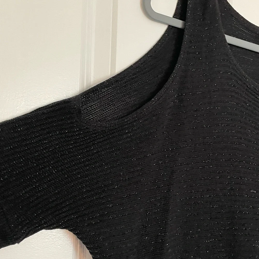 Black Short Sleeve Black Sparkle Blouse Cold Shoulder Reveal Apt 9 Large NWT - Picture 3 of 6